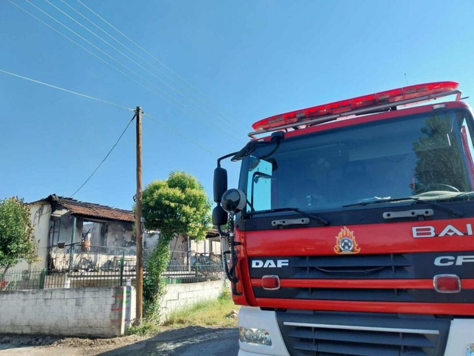 Στο σημείο παραμένουν δυνάμεις της Πυροσβεστικής