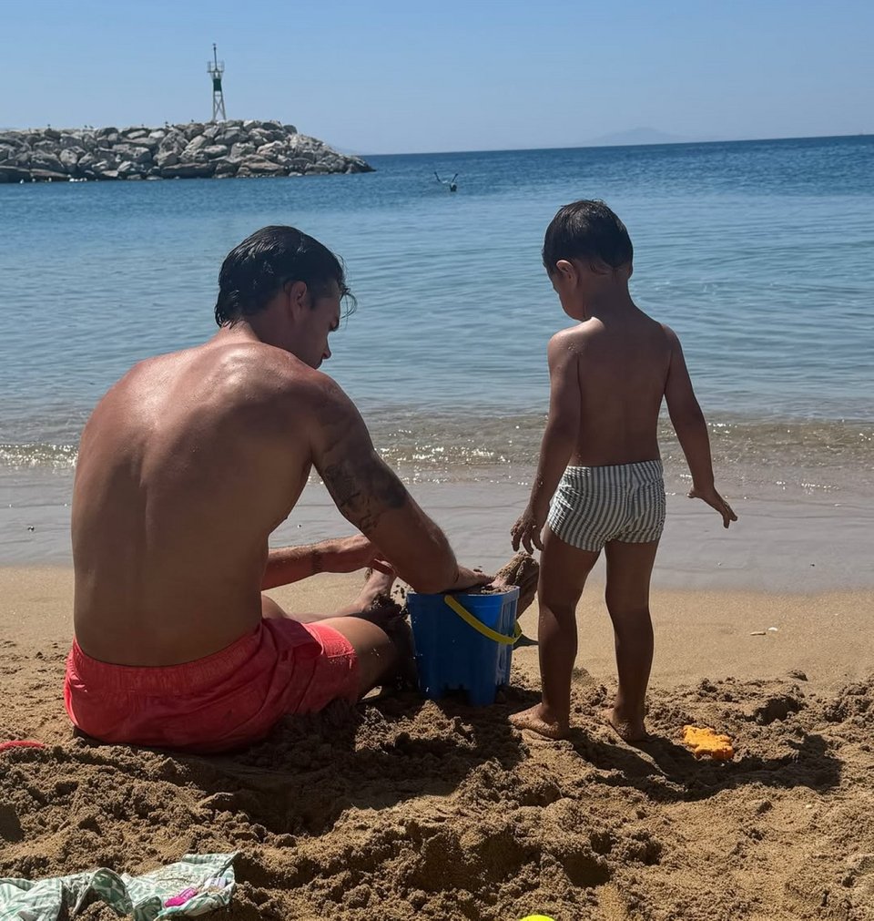 Ο Αλμπέρτο Μποτία παίζει με τον γιο του στην παραλία