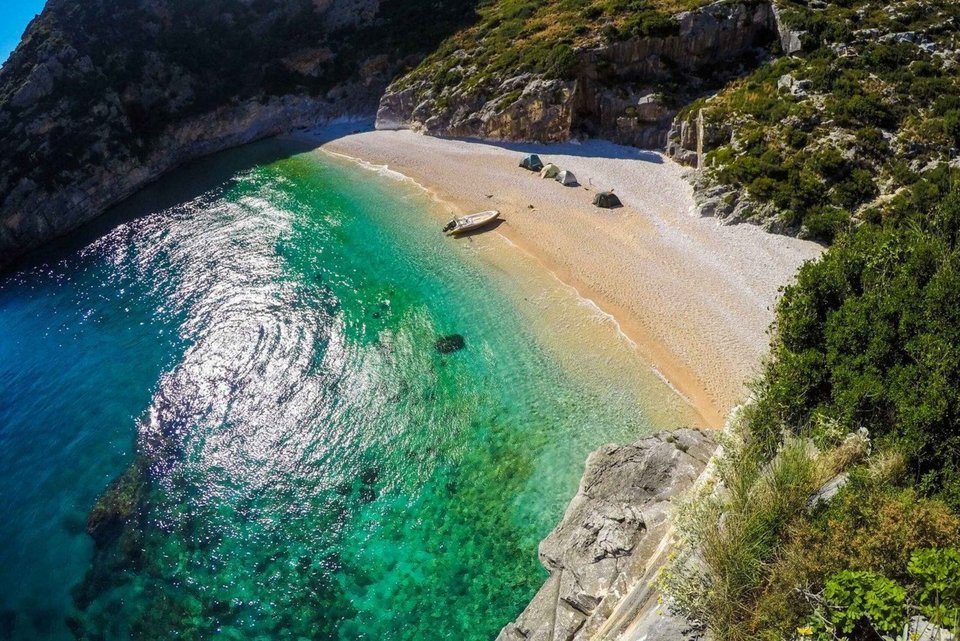 Το μεγαλύτερο νησί της Αλβανίας έχει γίνει ένας αρκετά δημοφιλής καλοκαιρινός προορισμός για τους απανταχού περιπετειώδεις ταξιδιώτες / SHUTTERSTOCK