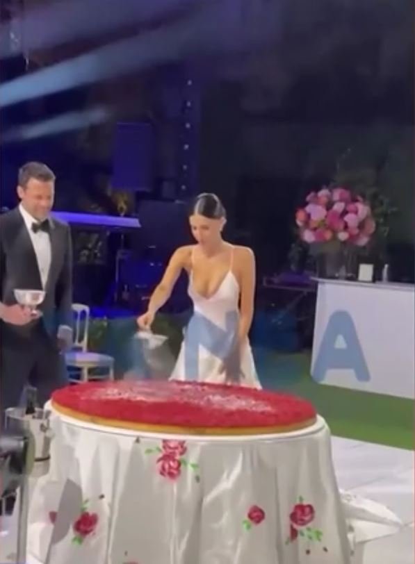 Η Αλεξάνδρα Νίκα βάζει την άχνη πάνω στην τεράστια γαμήλια τούρτα με φράουλες