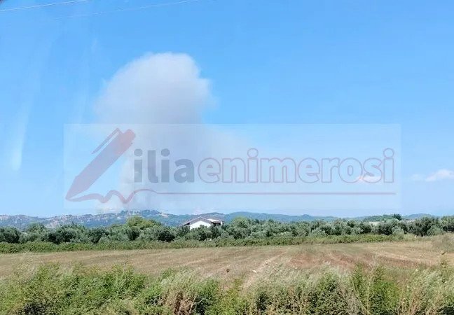 Ο καπνός της πυρκαγιάς στο Γεράκι στην περιοχή του Βούναργου Πύργου / Φωτογραφία iliaenimerosi.gr