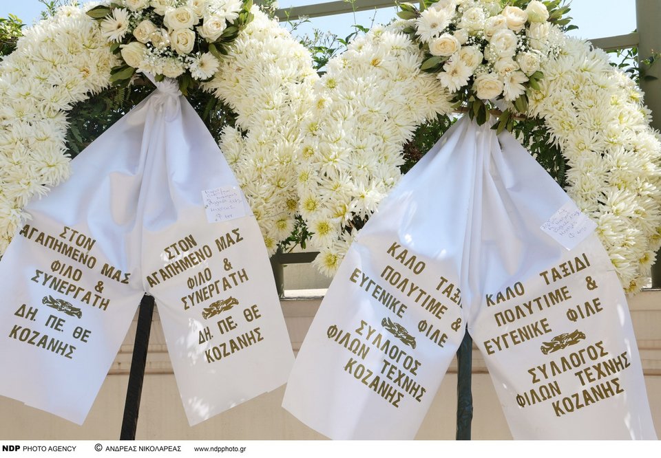 Στεφάνια στη μνήμη του Γεράσιμου Μιχελή έξω από τον ιερό ναό Αγίου Νικολάου Ραγκαβά