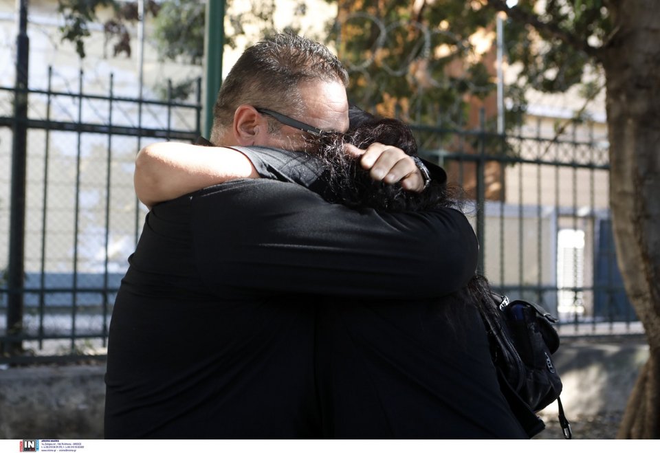 Οι γονείς της Κυριακής Γρίβα αγκαλιάζονται -Φωτογραφία: ΚΑΜΣΗΣ ΔΗΜΟΣΘΕΝΗΣ/Intimenews