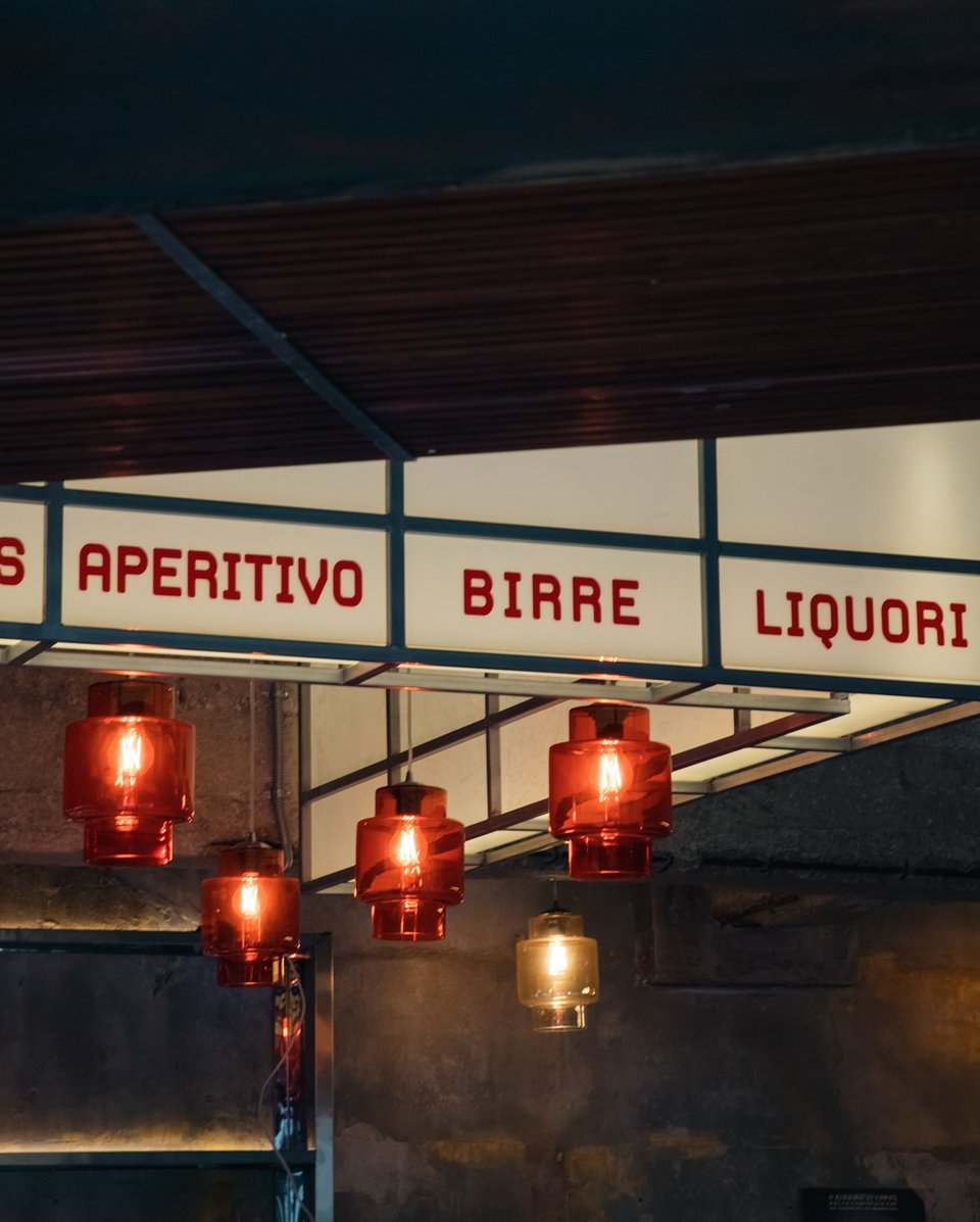 Ρετρό ατμοσφαιρικός φωτισμός στο εσωτερικό του μπαρ Ideal / Φωτογραφία: im.notinathens/Instagram