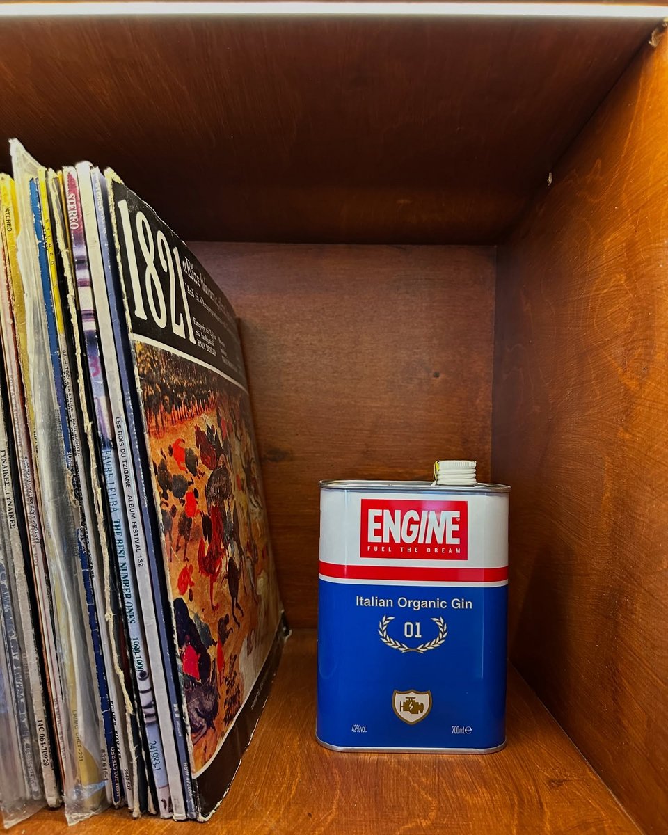 Βινύλια και το ιταλικό τζιν Engine σε συσκευασία που παραπέμπει σε κουτί λαδιών αυτοκινήτου / Φωτογραφία: im.notinathens/Instagram