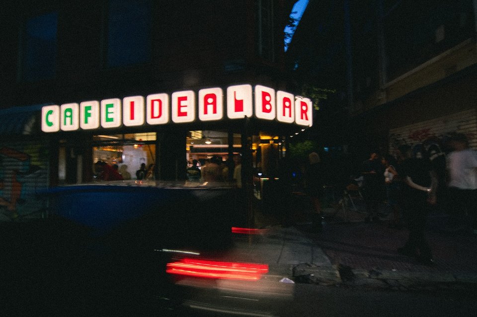 Η ρετρό πινακίδα του Ideal Bar / Φωτογραφία: im.notinathens/Instagram