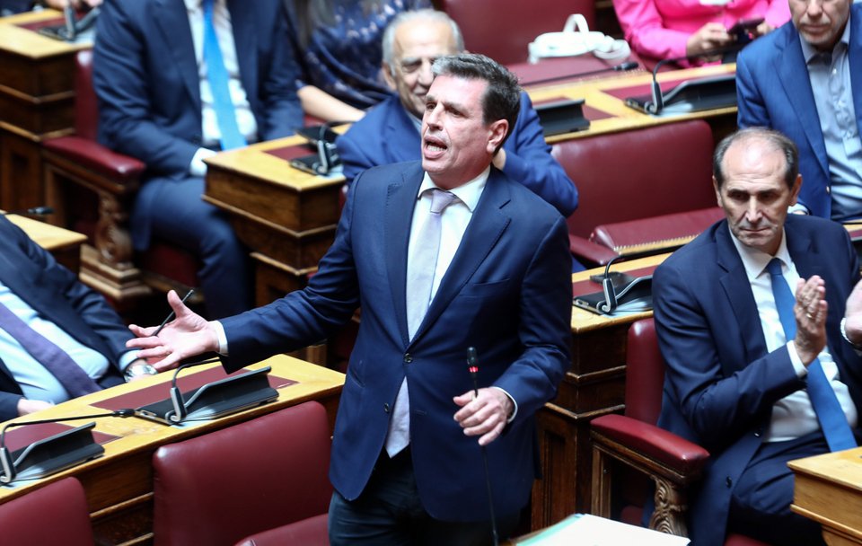 Ο Δημήτρης Καιρίδης απαντά στην αντιπολίτευση από τα έδρανα της Βουλής / Intime