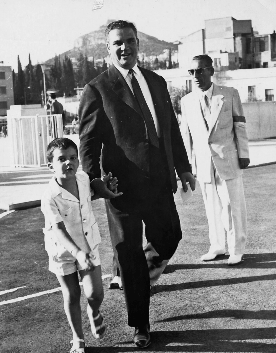 Με τον πατέρα του. (Πανελλήνιος Γ.Σ. 1961)