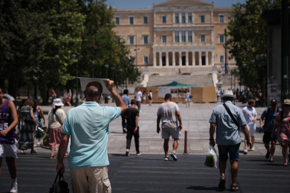 Λίγοι είναι εκείνοι που κυκλοφορούν στο κέντρο © Γρηγόρης Σαγματόπουλος