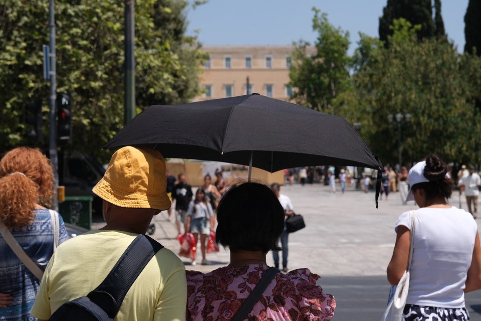 Ομπρέλες, καπέλα και νερά: Τα απαραίτητα για την αντιμετώπιση του καύσωνα / © Γρηγόρης Σαγματόπουλος