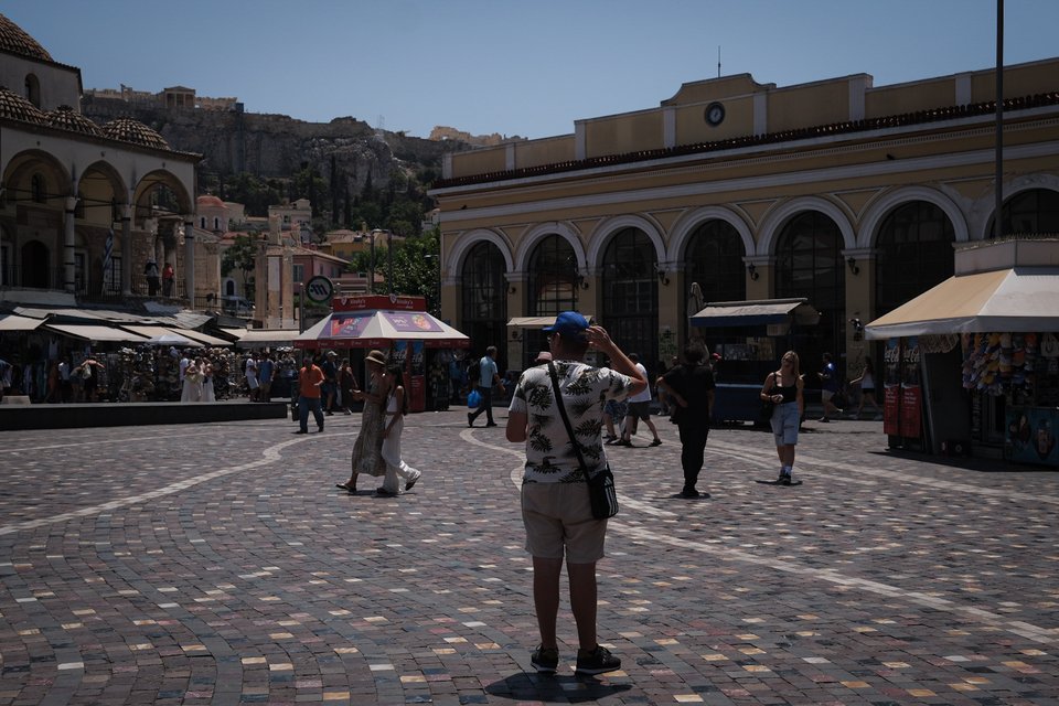Η πλατεία στο Μοναστηράκι