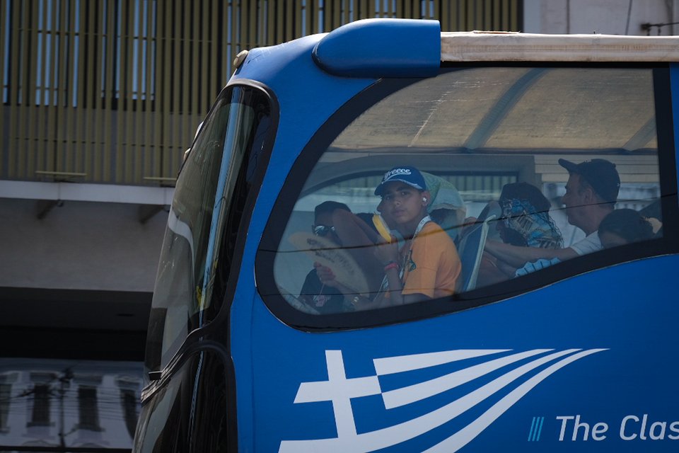 Τουριστικό λεωφορείο στο κέντρο της Αθήνας / Με βεντάλιες στα χέρια και καπέλα οι τουρίστες © Γ. Σαγματόπουλος