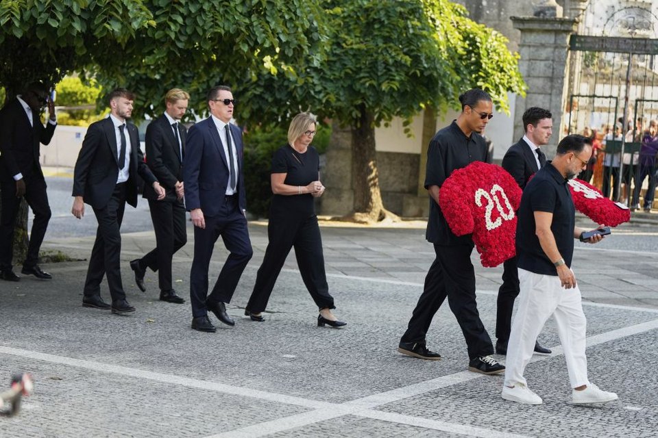 Virgil Van Dijk αρχηγός της Liverpool με τη φανέλα του από κόκκινα λουλούδια