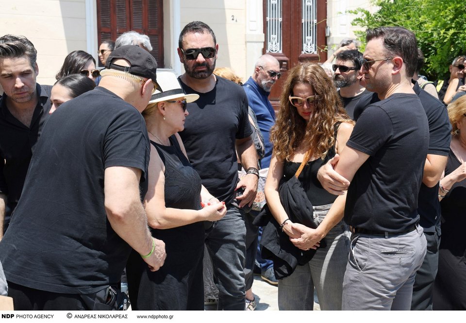 Γιώργος Καρτάλος, Ελένη Κρίτα, Μιχάλης Μαρίνος, Αγγελική Λάμπρη, Αργύρης Αγγέλου αποχαιρετούν τον Γεράσιμο Μιχελή