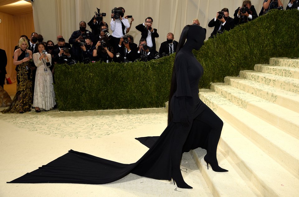 Η Κιμ Καρντάσιαν με λουκ Balenciaga στο Met Gala του 2021