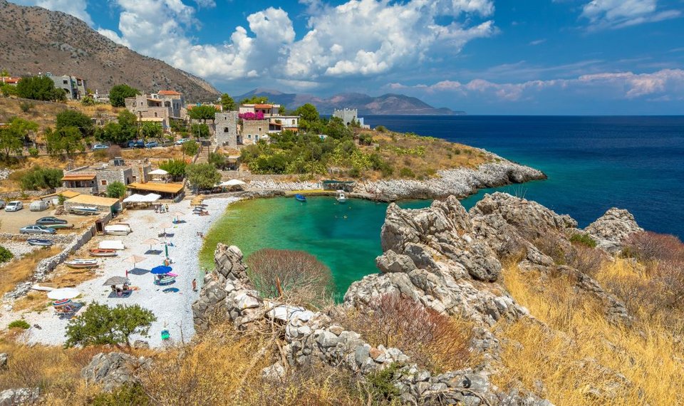 Ο οικισμός έχει δύο παραλίες