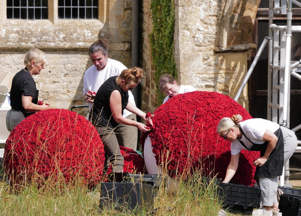 Ο κοσμικός γάμος της Eve Jobs στα Cotswolds περιλάμβανε χιλιάδες κόκκινα τριαντάφυλλα, τοποθετημένα σε σφαιρικές ανθοσυνθέσεις ύψους 1,5 μέτρου, διασκορπισμένες στον προαύλιο χώρο της εκκλησίας.