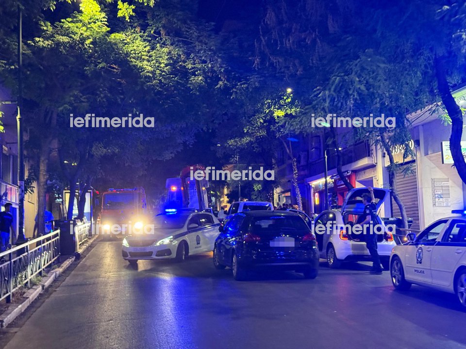 Το σημείο που εγινε το τροχαίο στο Κολωνάκι οπου τζιπ προσέκρουσε σε εστιατόριο