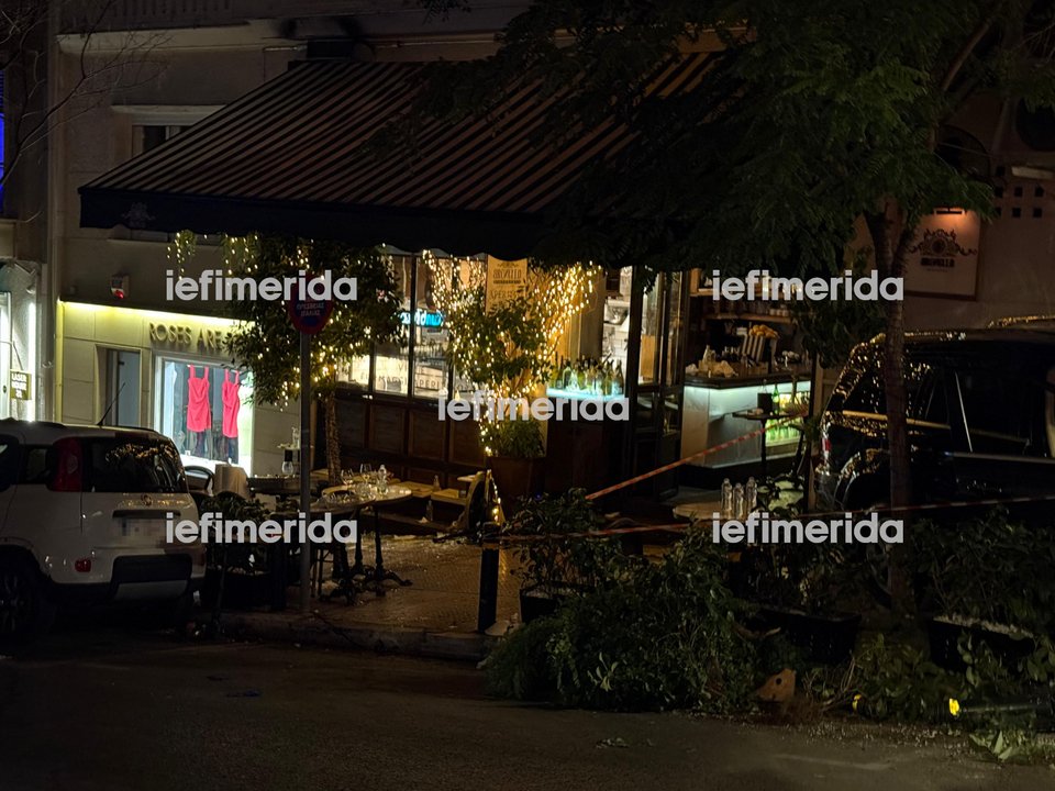 Το σημείο που εγινε το τροχαίο στο Κολωνάκι οπου τζιπ προσέκρουσε σε εστιατόριο