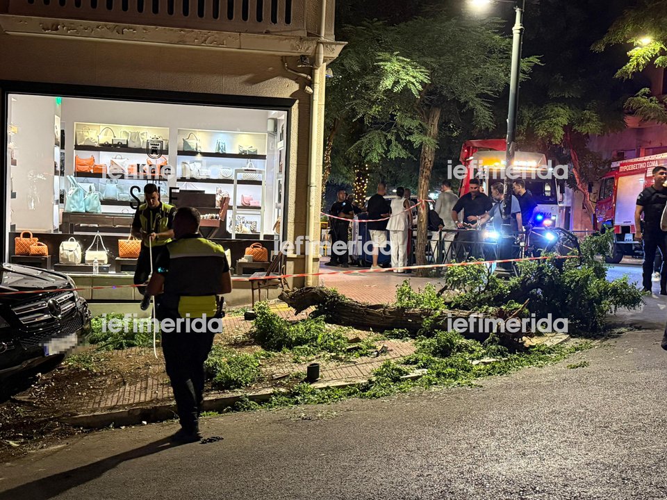 Το σημείο που εγινε το τροχαίο στο Κολωνάκι οπου τζιπ προσέκρουσε σε εστιατόριο