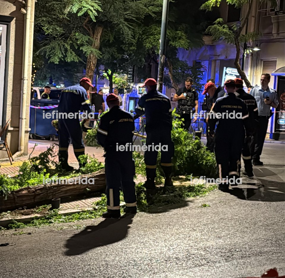 Το σημείο που εγινε το τροχαίο στο Κολωνάκι οπου τζιπ προσέκρουσε σε εστιατόριο