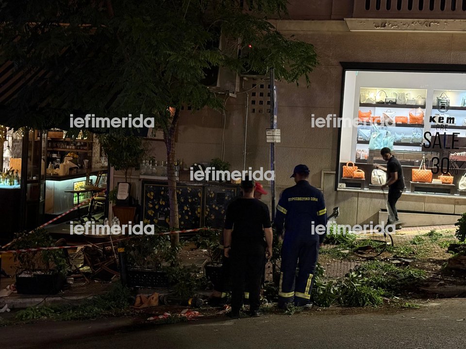 Το σημείο που εγινε το τροχαίο στο Κολωνάκι οπου τζιπ προσέκρουσε σε εστιατόριο