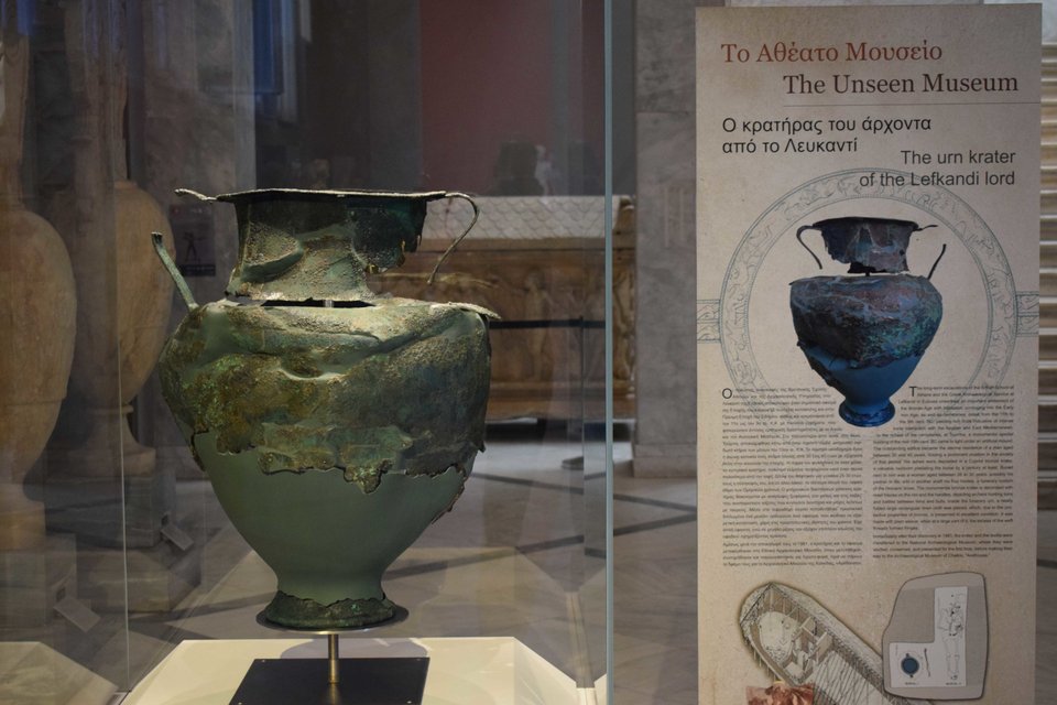 Ο «κρατήρας του άρχοντα» εντοπίστηκε θαμμένος στο μέσον ενός μνημειώδους κτηρίου του 10ου αιώνα π.Χ. στο Λευκαντί της Εύβοιας το 1981