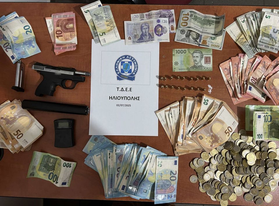 Οι Αρχές βρήκαν στον 37χρονο εκτός από το όπλο και χρηματικά ποσά σε νομίσματα διάφορων χωρών / Intime
