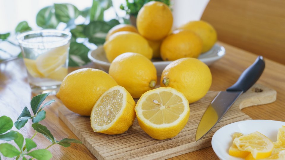 Λεμόνια στην κουζίνα μας / Shutterstock