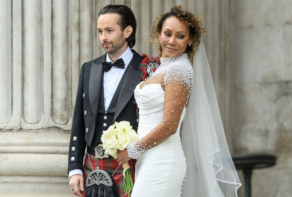 Η Mel B με τον αγαπημένο της στα σκαλιά της εκκλησίας / Φωτογραφία: Paul Grover / Shutterstock Editorial / Profimedia