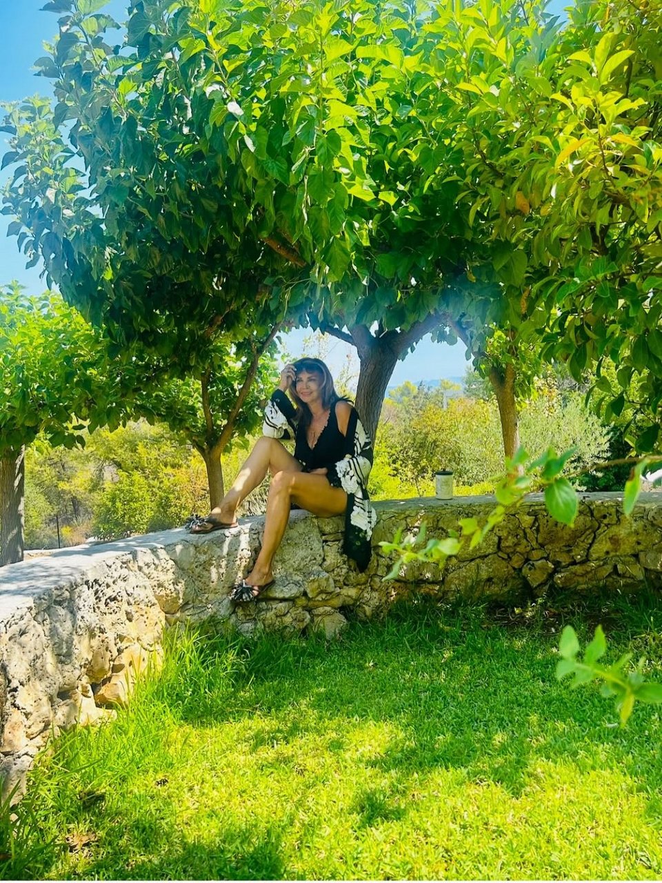 Η Μιμή Ντενίση στον καταπράσινο κήπο του εξοχικού της στον Θεολόγο
