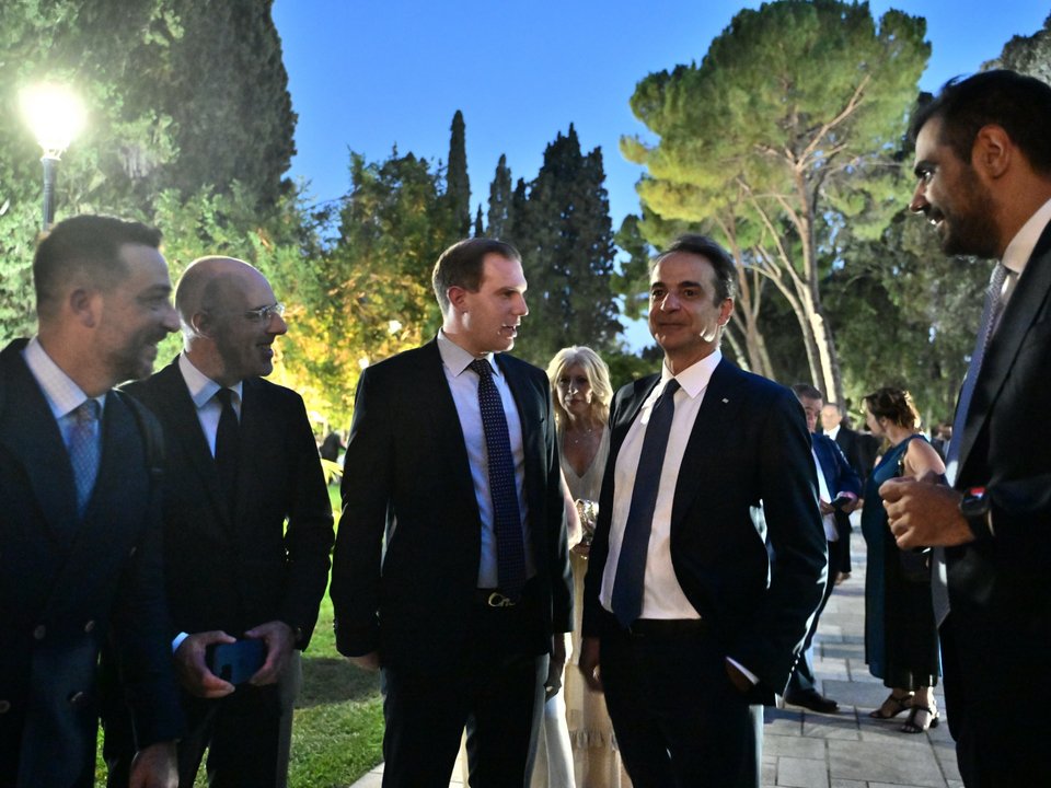 Ο Κυριάκος Μητσοτάκης με δημοσιογράφους και τον Παύλο Μαρινάκη