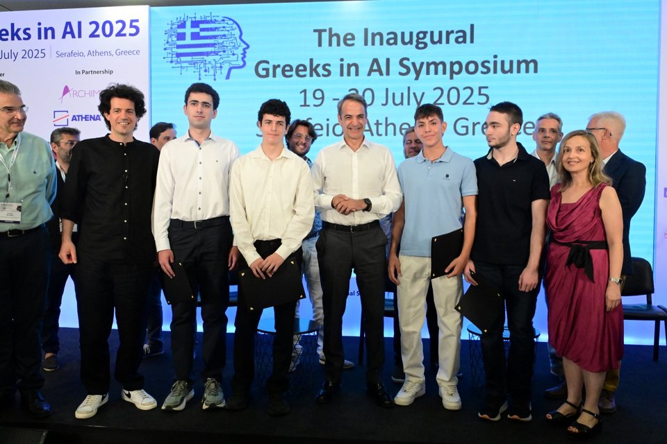 O πρωθυπουργός με τους μαθητές που τιμήθηκαν στην εκδήλωση / Φωτογραφία: Εurokinissi, ΤΑΤΙΑΝΑ ΜΠΟΛΑΡΗ
