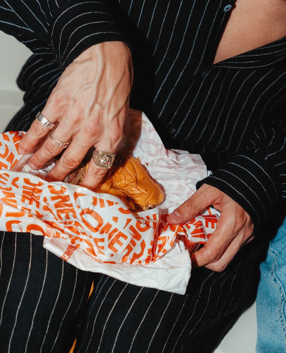 To smash burger διατίθεται σε τρεις επιλογές: κλασική, spicy και vegan / Φωτογραφία: oneburgerworldwide/Instagram