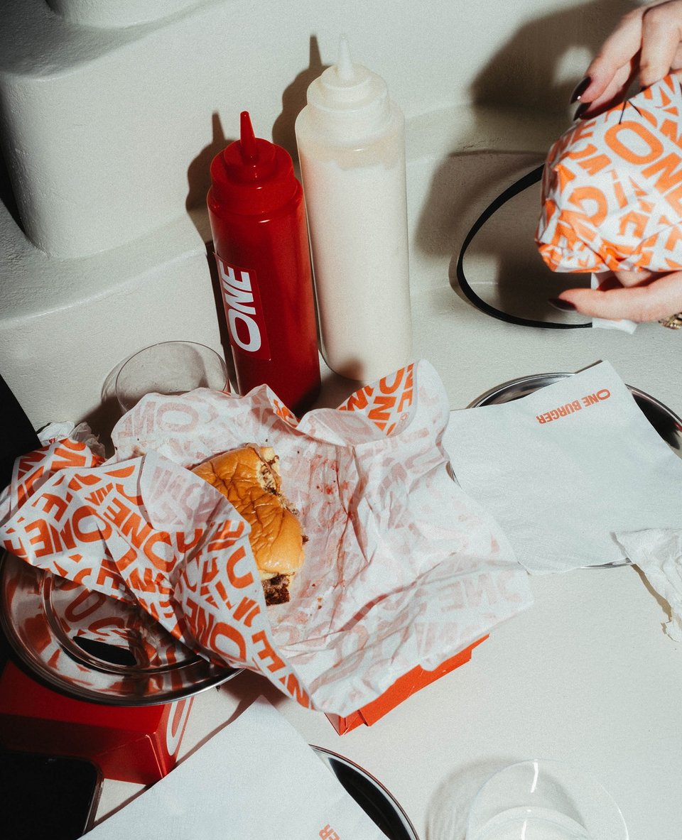 Τα smash burgers του One Burger στην Αγάθωνος, στο κέντρο της Αθήνας / Φωτογραφία: oneburgerworldwide/Instagram