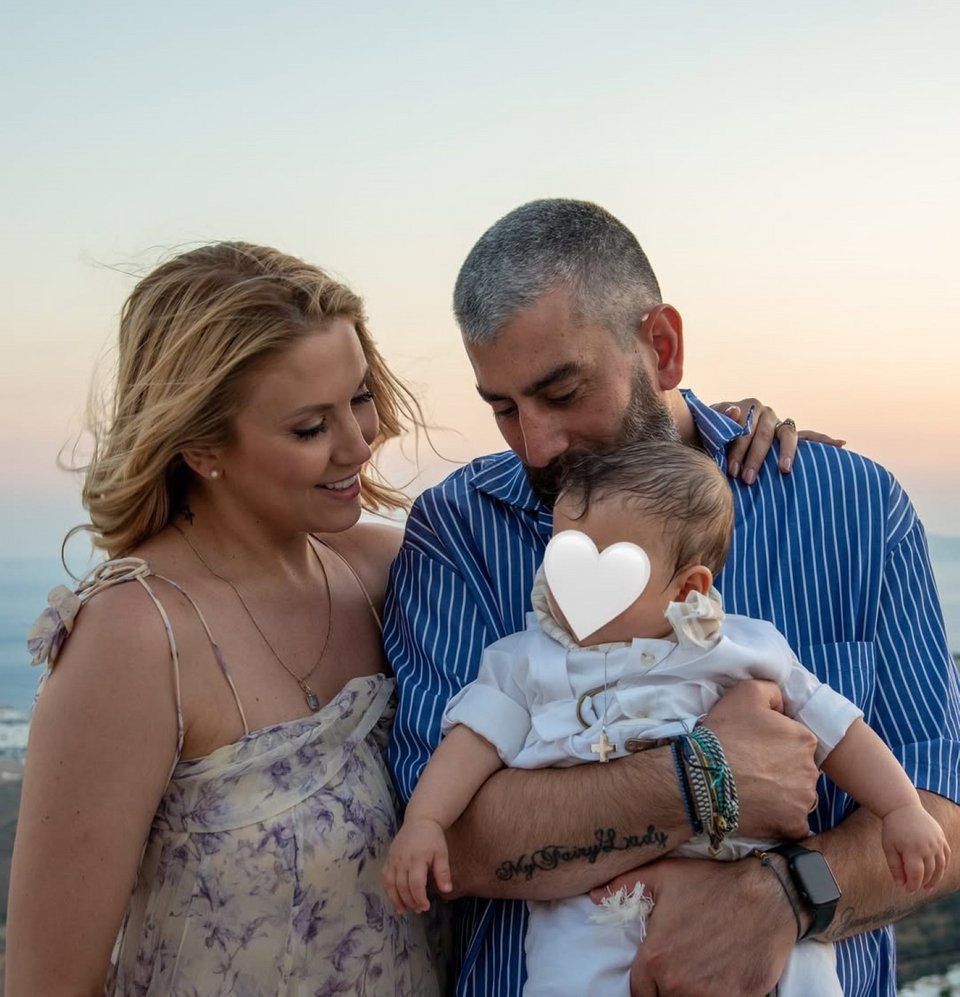 Η Φωτεινή Πετρογιάννη και ο Μιχάλης Ρουμπής με τον γιο τους