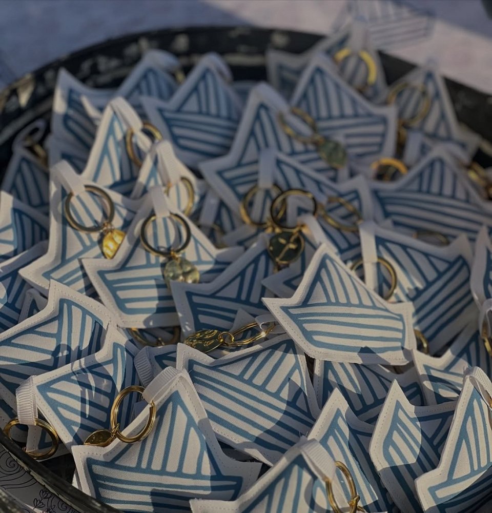 Τα μαρτυρικά της βάφτισης, σε σχήμα μικρού μπλε καραβιού