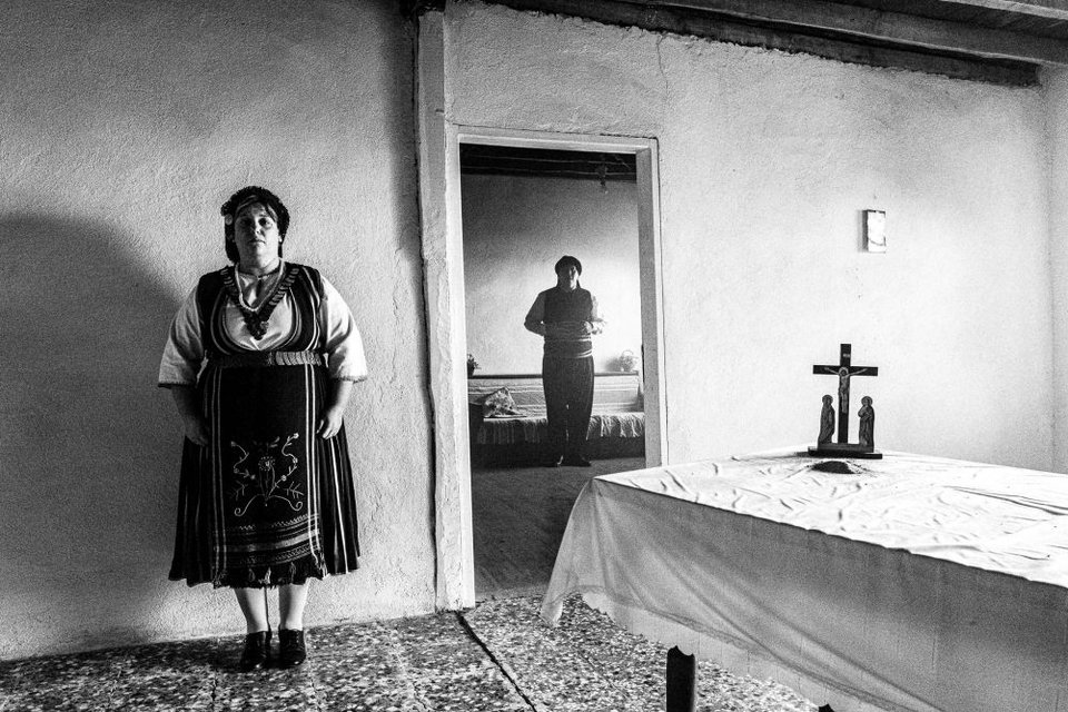 Η σειρά του Γιώργου Τατάκη «Καρυάτις», μια φωτογραφική μελέτη τοπικών γυναικείων ενδυμασιών από όλη την Ελλάδα, έχει τιμηθεί με είκοσι δύο διεθνή φωτογραφικά βραβεία