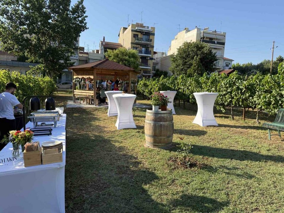 Από τη γαμήλια εικόνα δεν θα μπορούσαν να λείπουν τα εδέσματα αλλά και τα κρασιά που λίγο μετά το μυστήριο θα απολαύσουν οι καλεσμένοι