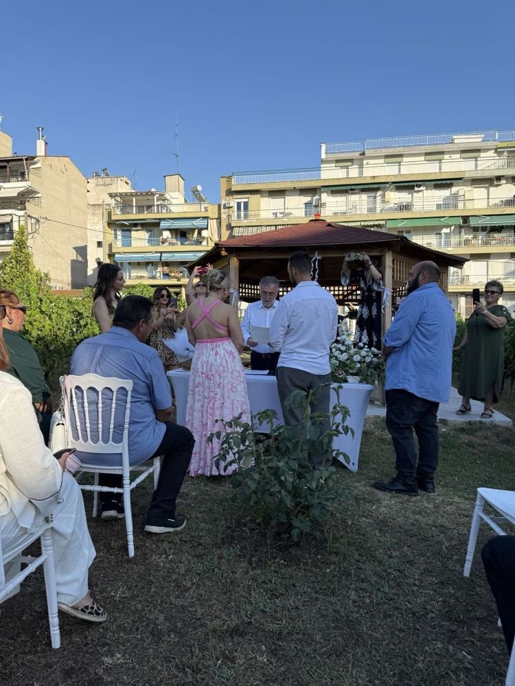 Η τελετή έγινε σε στενό οικογενειακό κύκλο, των περίπου 25 - 30 ατόμων, οι οποίοι όπως υπογράμμισε η νύφη ενθουσιάστηκαν από το σκηνικό