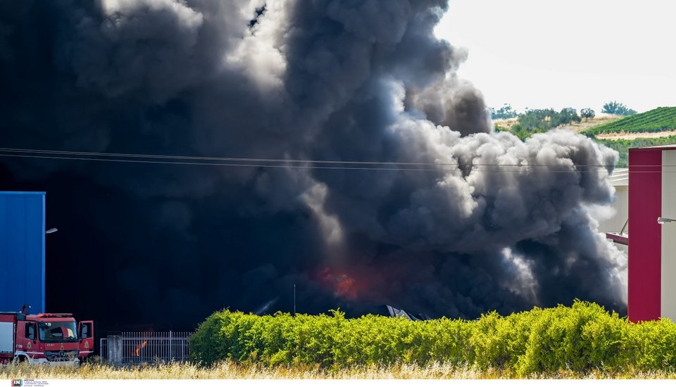Ριτσώνα: Ξέσπασε φωτιά σε εργοστάσιο πλαστικών στην βιομηχανική περιοχή - Φωτογραφία: Intimenews/ΜΟΥΝΤΡΙΧΑΣ ΚΩΣΤΑΣ