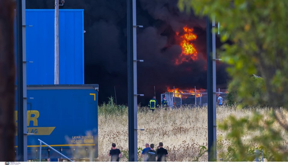 Ριτσώνα: Ξέσπασε φωτιά σε εργοστάσιο πλαστικών στην βιομηχανική περιοχή - Φωτογραφία: Intimenews/ΜΟΥΝΤΡΙΧΑΣ ΚΩΣΤΑΣ