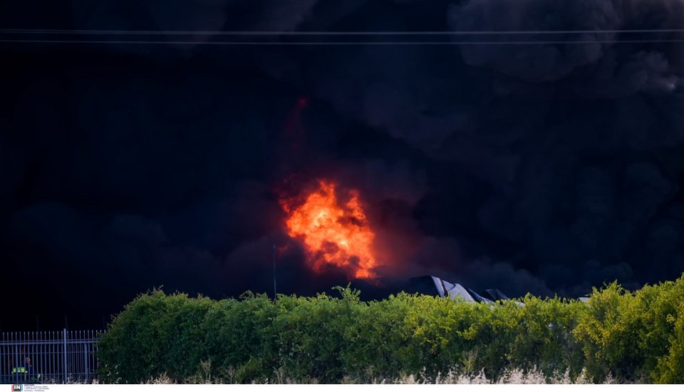 Ριτσώνα: Ξέσπασε φωτιά σε εργοστάσιο πλαστικών στην βιομηχανική περιοχή - Φωτογραφία: Intimenews/ΜΟΥΝΤΡΙΧΑΣ ΚΩΣΤΑΣ
