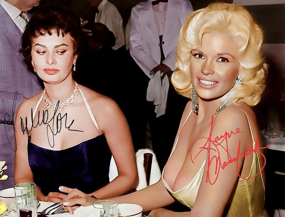 H Sophia Loren, Ιταλίδα σταρ του κινηματογράφου, ρίχνει ένα διακριτικά επικριτικό βλέμμα στο πληθωρικό ντεκολτέ της Jayne Mansfield, της "ανταγωνίστριας" της Marilyn Monroe / WIKIPEDIA