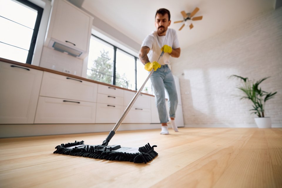Καθαρισμός πατώματος / Shutterstock