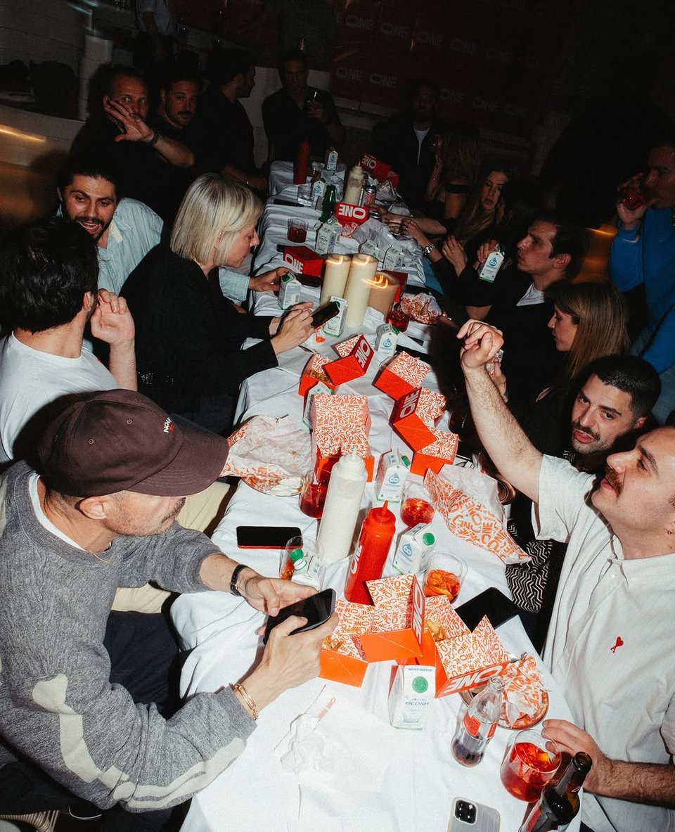Θαμώνες στο opening του One Burger / Φωτογραφία: snarkitecture/Instagram