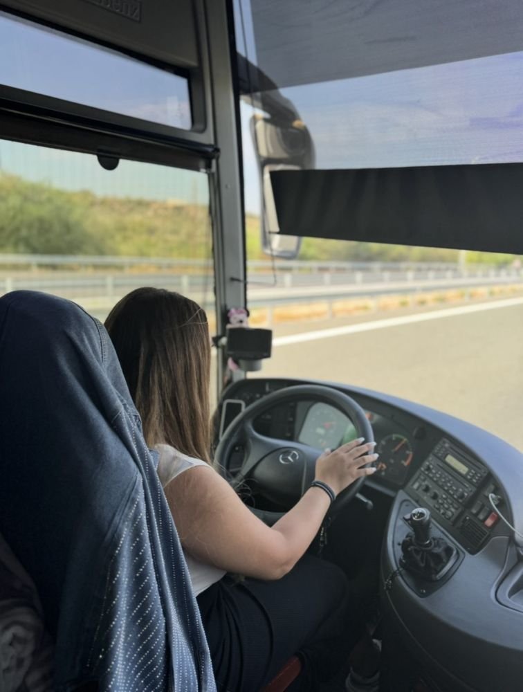 Η Παρασκευή αποφάσισε να ακολουθήσει επαγγελματικά αυτό που αγαπά περισσότερο, την οδήγηση και μάλιστα μεγάλων οχημάτων, για την ακρίβεια λεωφορείων