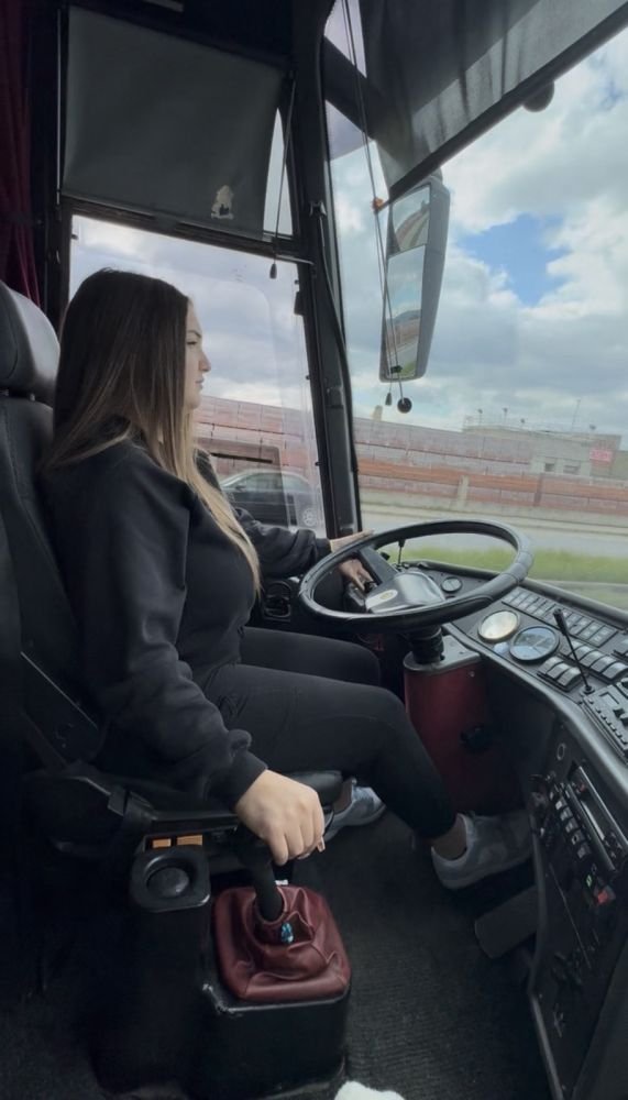 «Στην αρχή υπάρχει έκπληξη, με κοιτάζουν δύο και τρεις φορές για να σιγουρευτούν. Πολλοί χαμογελούν ή με ρωτούν με θαυμασμό, αν είμαι εγώ η οδηγός»