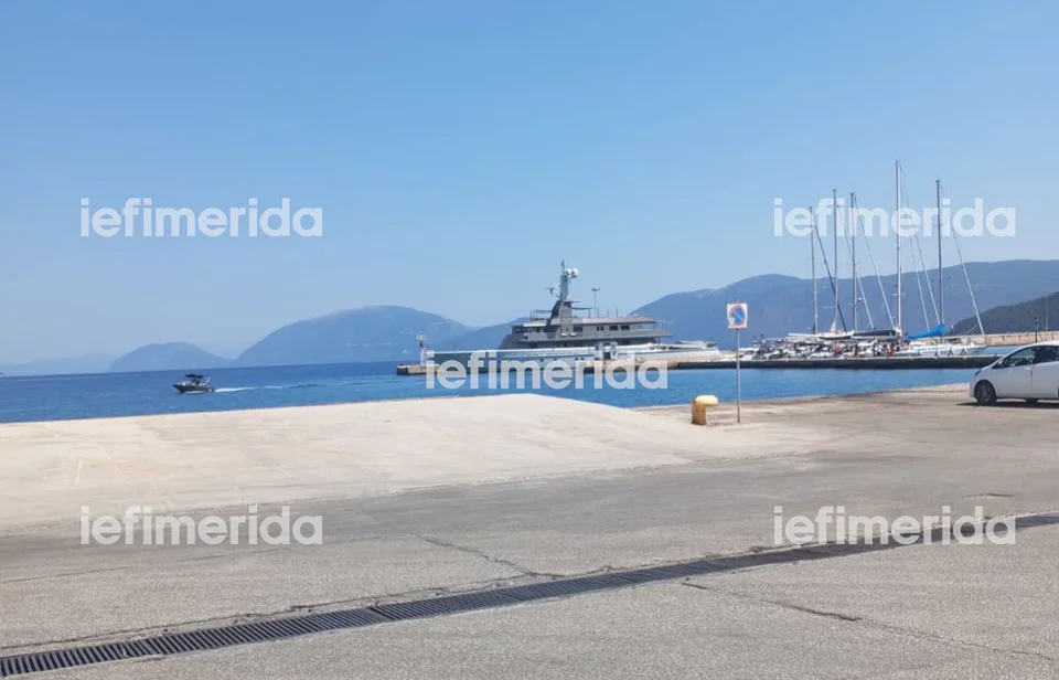 Ενα από τα συνοδευτικά σκάφη