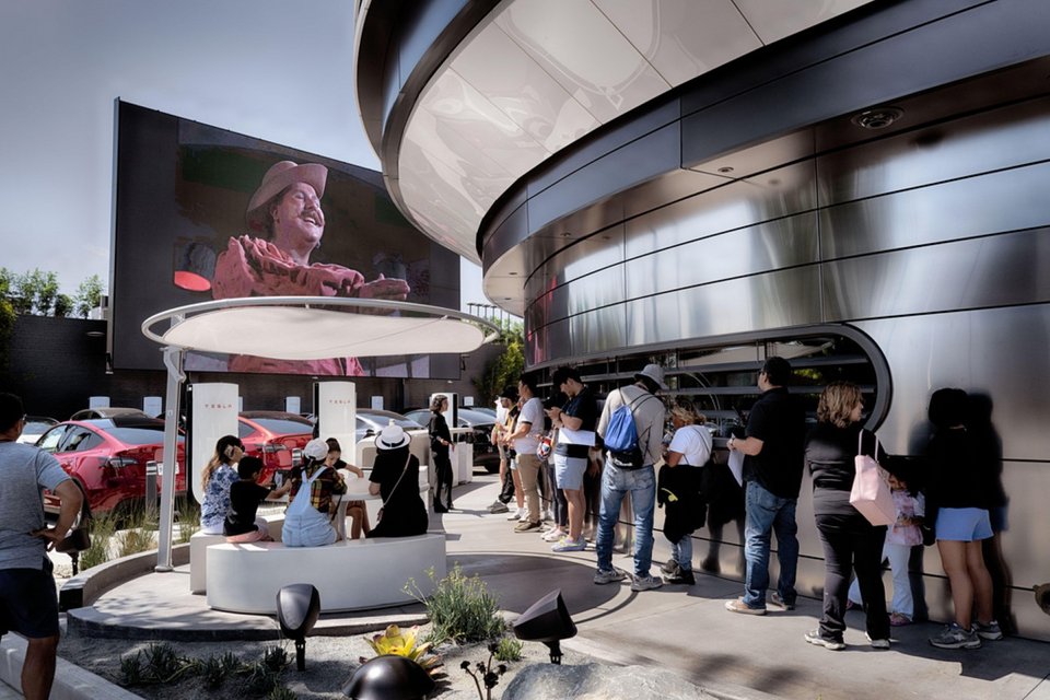 Κόσμος περιμένει να μπει στο Tesla Diner